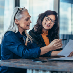 Bild 2 Frauen mit Dokument